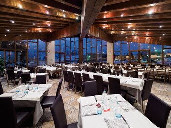Hotel Piandineve (هتل پیاندینو) Restaurant