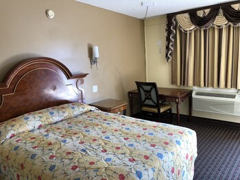 A Fisher's Inn Motel Guestroom