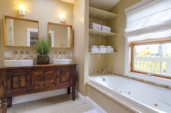 6 Luxurious 6br Seattle Home Bathroom