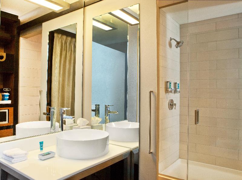 Aloft Boston Seaport District Room