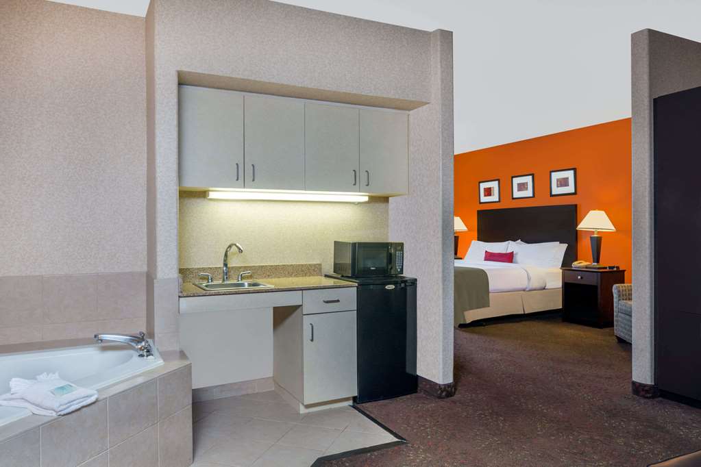 Wyndham Garden Houston Willowbrook Suite