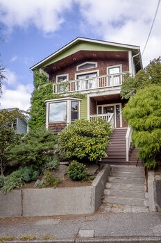 6 Luxurious 6br Seattle Home Hotel Front