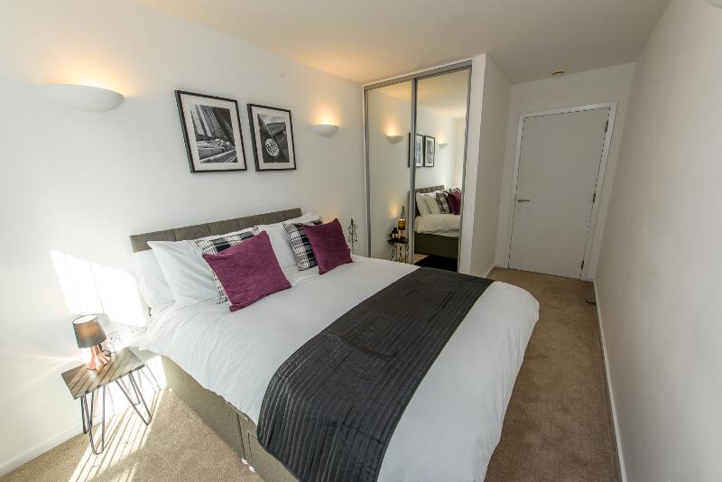 Approved Serviced Apartments Skyline Room