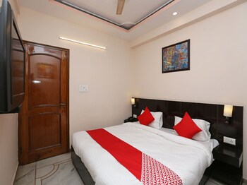 Oyo 14390 Hotel Samrat Guestroom
