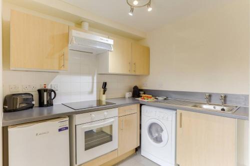 1br Apartment In A Beautiful Building Walking Distance From The Curve Theatre 