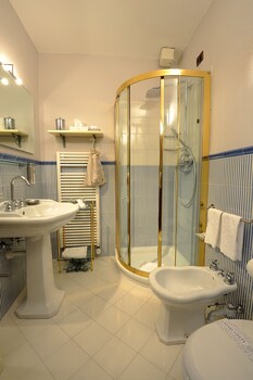 Hotel Villa Beccaris (هتل ویلا بككاریس) Bathroom