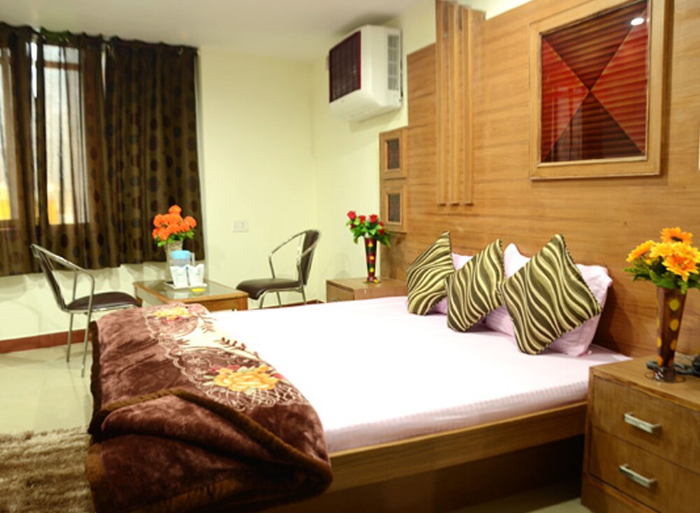 Hotel Crown Guestroom