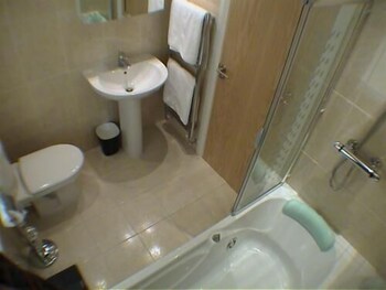 Earle House Serviced Apartments Bathroom