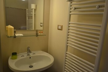 Etna Akmè Bathroom