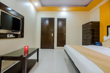 Oyo 9326 Om Sai Residency Guestroom