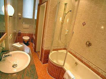Hotel Mack (هتل ماک) 