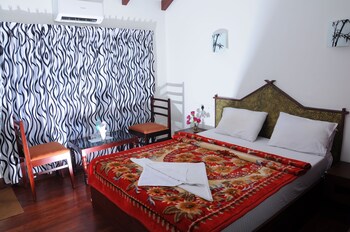 Cosy Houseboats In-Room Dining