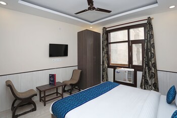 Hotel Redisston @ Noida Guestroom