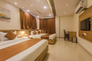 Oyo 8490 Hotel Grandeur Guestroom