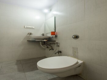 Oyo 9326 Om Sai Residency Bathroom