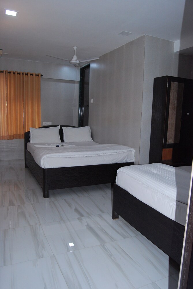 Hotel Holiday Inn (هتل هالیدی این) Guestroom