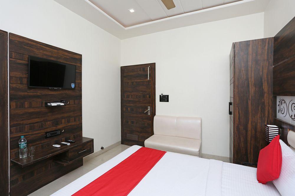 Oyo 10842 Hotel Anjali Mahal 