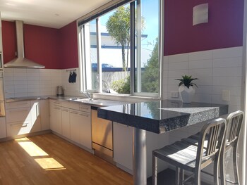 Lake Taupo Gem Book One Or Both (لیک تاوپو جم بوك وان اور بوت) In-Room Kitchen