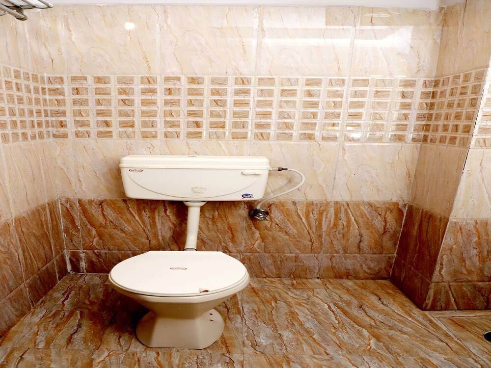 Oyo 9945 Hotel R Inn Bathroom