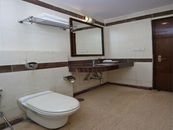 Oyo 16565 Karnal Haveli Bathroom
