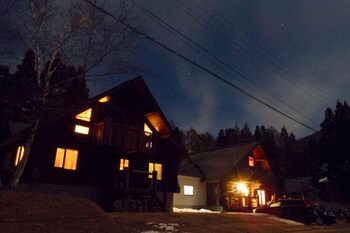 Mori No Log Hotel Kamloops Hotel Front - Evening/Night