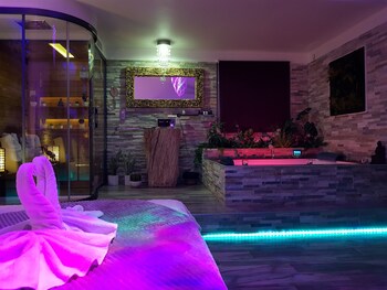 Le Mas Des 5 Fontaines. Chambres D'hôtes Private Spa Tub