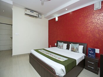 Oyo 4073 Hotel Esskay Guestroom