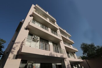 Oyo 16562 Flagship Sector 11 Hotel Front