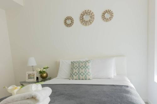 Downtown Condo With Free Parking 