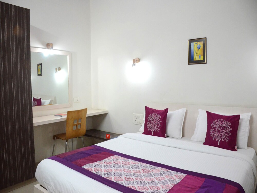 Oyo 4018 Hotel Grand Ashwin Guestroom