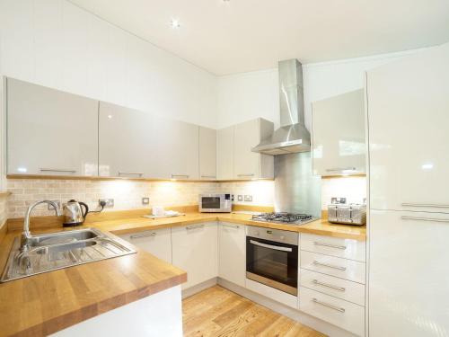 1 Streamside Looe 