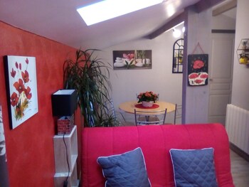 Apartment With In Bar Le Duc With Wonderful City View And (آپارتمان با این بار ل دوك با ووندرفول سیتی ویو اند) Living Area Apartment With In Bar Le Duc With Wonderful City View And (آپارتمان با این بار ل دوك با ووندرفول سیتی ویو اند) Living Area