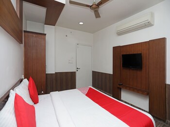 Oyo 11061 Hotel Awesome Guestroom
