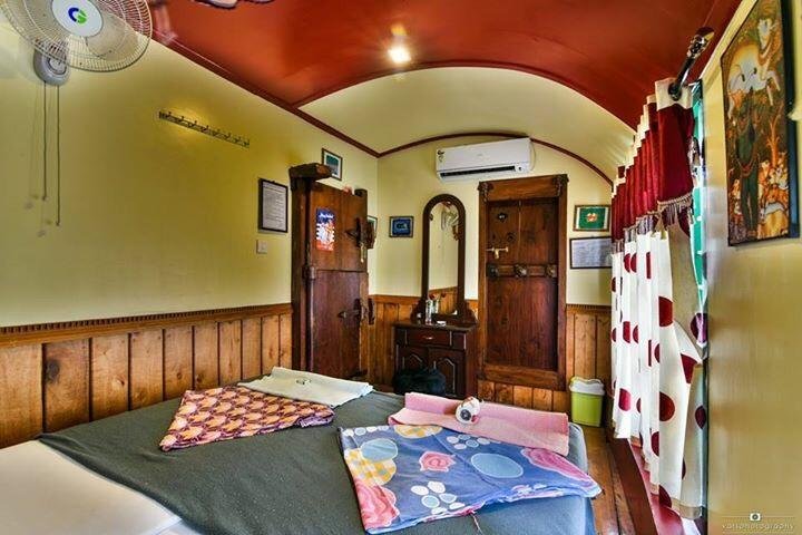 Antonys Eco Houseboat Hostel 