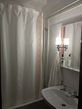 Hospederia Montes Bathroom Shower