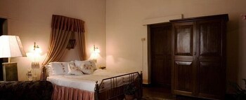 Lymond House Guestroom
