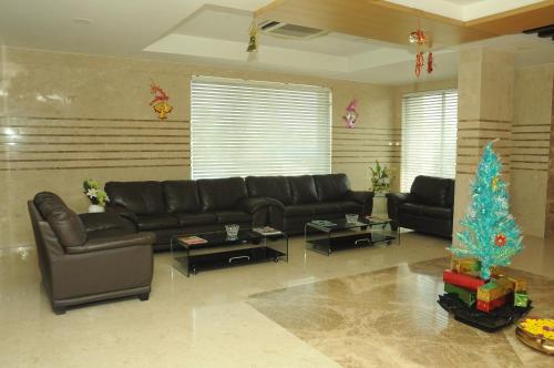 Ponnis Grand Inn (پونیس گرند این) 