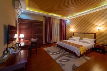 Warm Harbor Hotel Guestroom