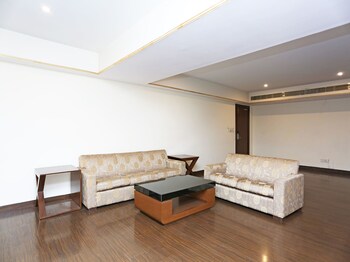 Oyo 16565 Karnal Haveli Lobby Sitting Area
