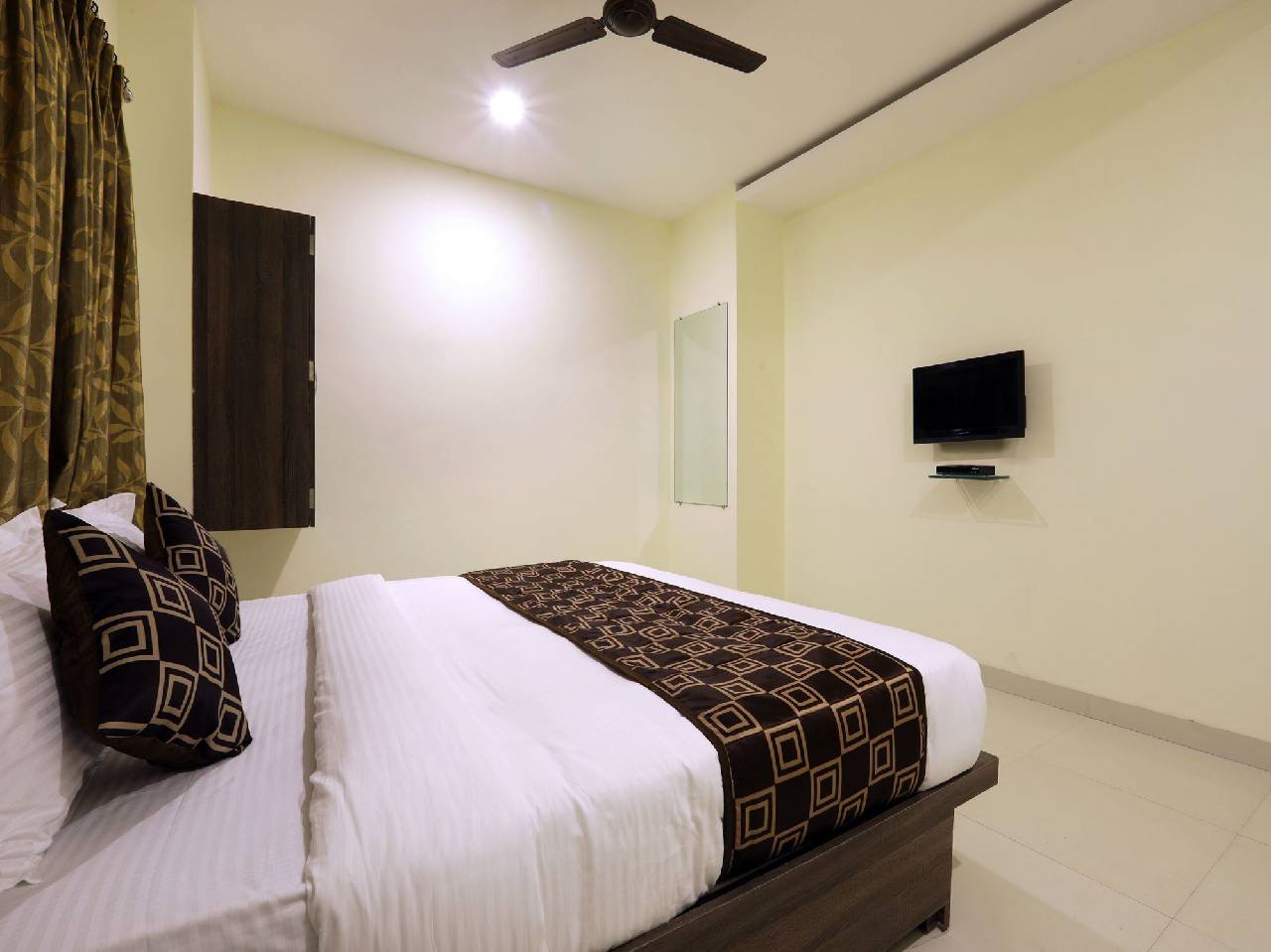 Oyo 10507 Hotel Platinum 