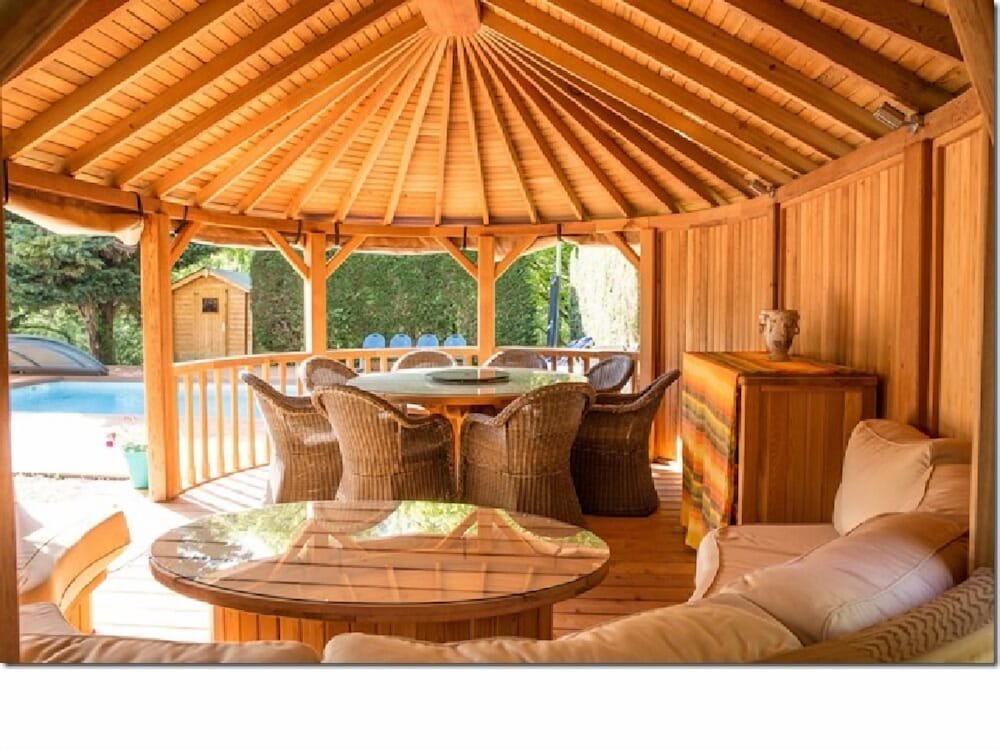 Pipangaille Outdoor Dining