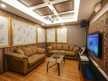 Sunlight Guest Hotel Coron Karaoke Room