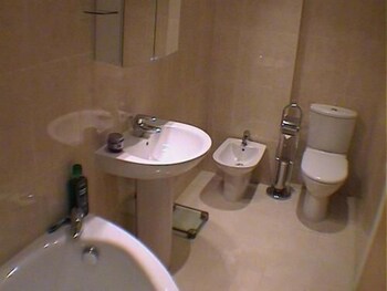 Earle House Serviced Apartments Bathroom