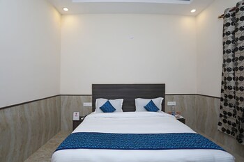 Hotel Redisston @ Noida Guestroom