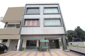 Oyo 10832 Hotel Jb 2 Exterior