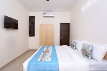 Oyo 9381 Near Dlf Cyber City Guestroom