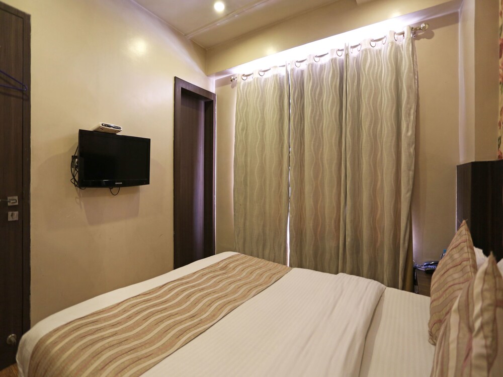 Oyo 1807 Hotel Platinum Inn Guestroom