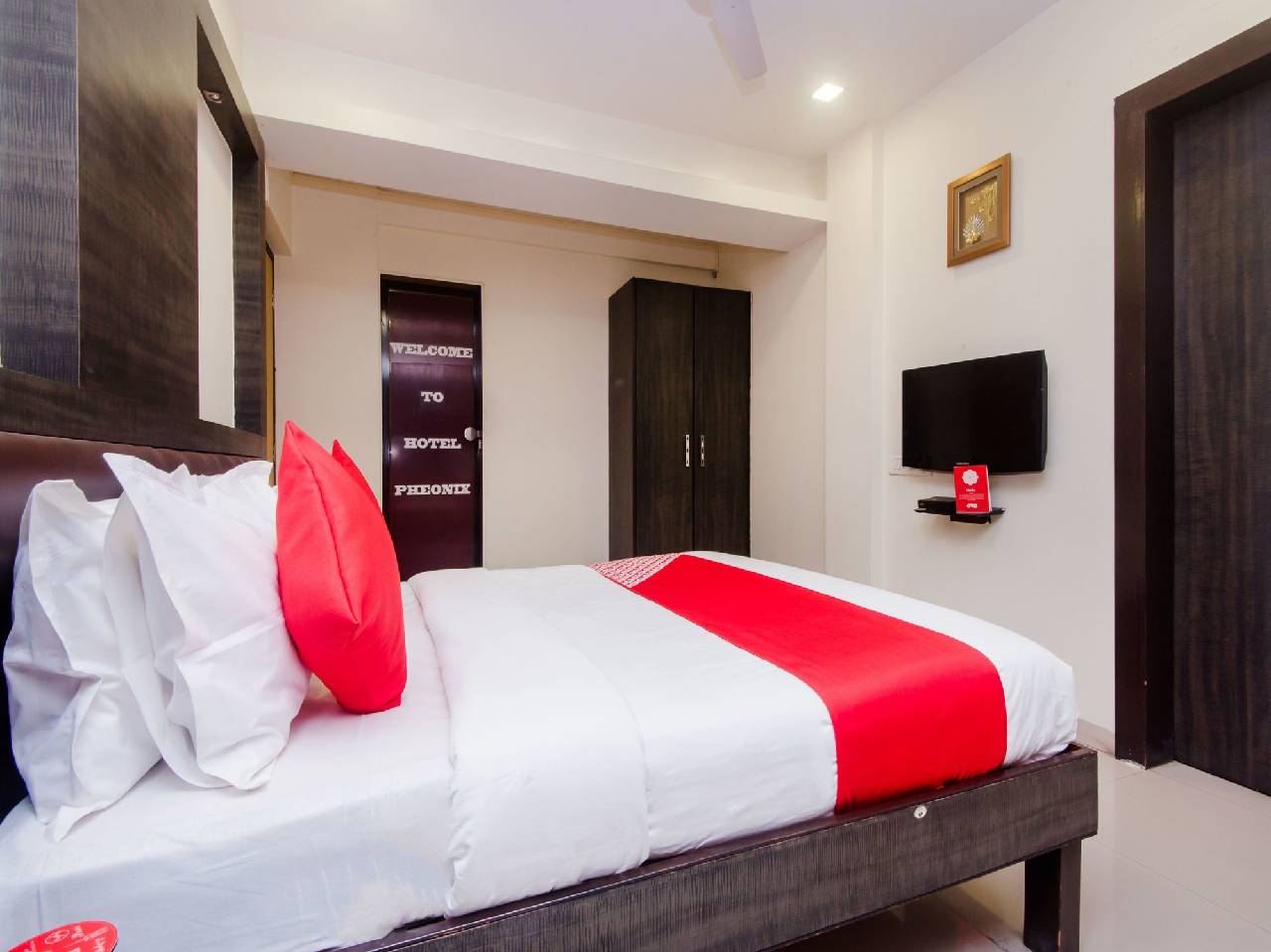 Oyo 11855 Phoenix Hotel 