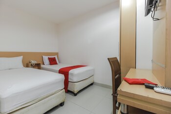 Reddoorz Plus Near Galaxy Bekasi Guestroom
