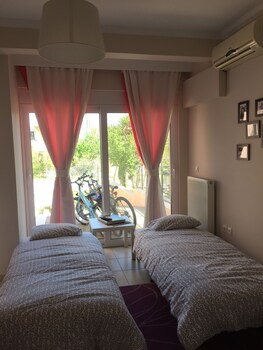 Suburban Deluxe Lodging & Retreat Guestroom